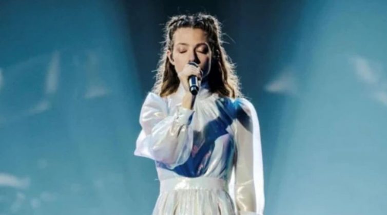 Eurovision 2022: Η Αμάντα Γεωργιάδη με δημιουργία Celia Kritharioti μοιάζει στη σκηνή με... αερικό - Δείτε το βίντεο