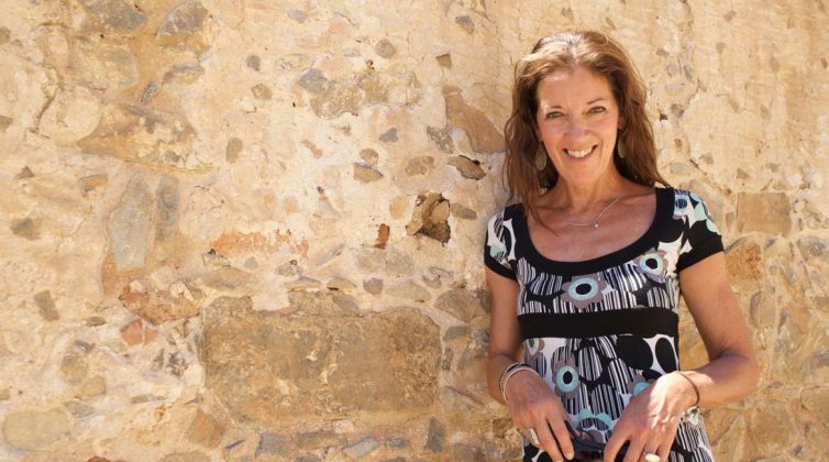 Η Βικτόρια Χίσλοπ συστήνει στο βρετανικό κοινό τα αγαπημένα της στέκια στην Ελλάδα
