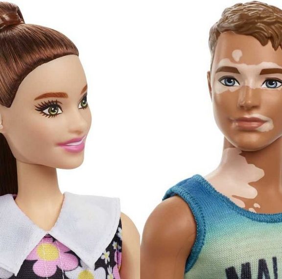 η-barbie-με-ακουστικά-βαρηκοΐας-και-ο-ken-με-λεύ