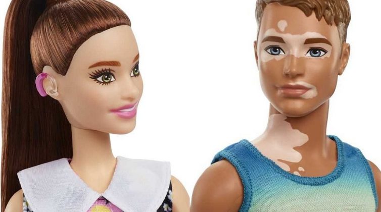 Η Barbie με ακουστικά βαρηκοΐας και ο Ken με λεύκη - Μια ωδή στη διαφορετικότητα και τη συμπερίληψη