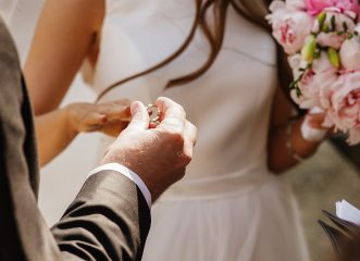 Ο γαμπρός σκηνοθέτησε ληστεία για να γλιτώσει τον γάμο και η νύφη τον μήνυσε - Απίστευτη ιστορία στο Αγρίνιο