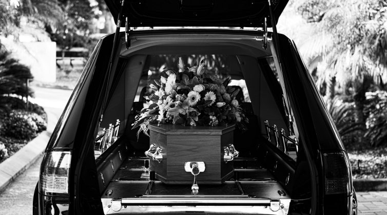 Ανατριχιαστική ιστορία: 36χρονη νεκρή χτυπούσε το φέρετρο την ώρα της κηδείας - Η σοκαριστική συνέχεα