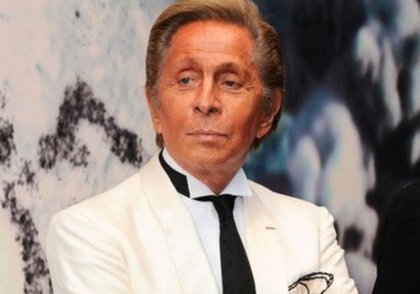 Ο Valentino έκλεισε τα 90 και το γιόρτασε με ένα περιορισμένης έκδοσης hoodie που θα λατρέψεις!