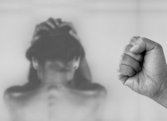 "Με βίαζε ο πατέρας μου για χρόνια, η μητέρα μου το γνώριζε" - Η καταγγελία 22χρονης στις Σέρρες που δεν χωρά ανθρώπου νους