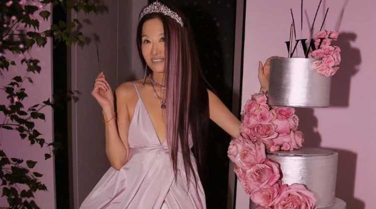 Η Vera Wang έκλεισε τα 73 και οι φωτογραφίες της με κοντό σορτσάκι μάς άφησαν με το στόμα ανοιχτό - Αγέραστη