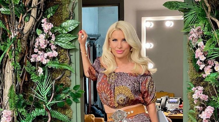 Με hippie look και crop top, η Ελένη Μενεγάκη απλά τα "σπάει"