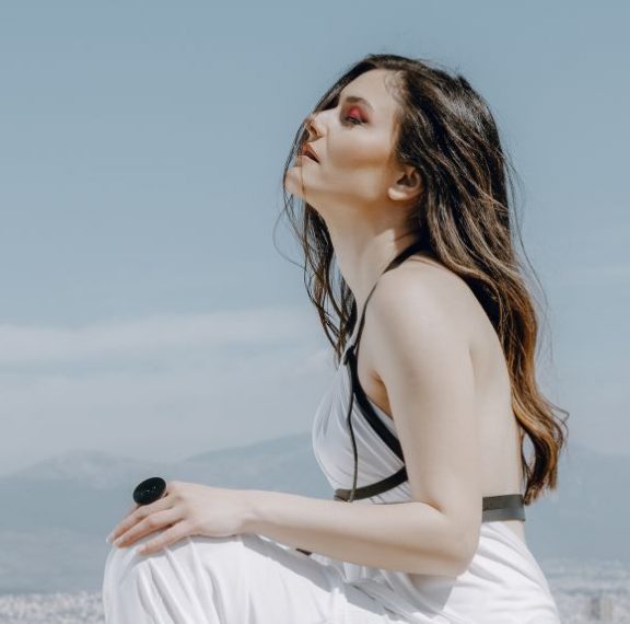η-αλεξάνδρα-κόνιακ-ερμηνεύει-μίκη-θεο