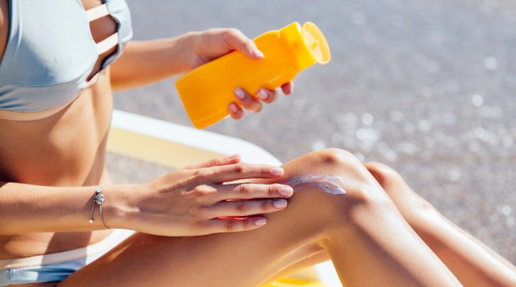 Μήπως απλώνεις μικρότερη ποσότητα αντηλιακού από αυτή που χρειάζεσαι; Δες ποια είναι η σωστή