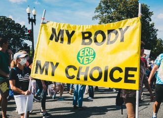 Σοκ στις ΗΠΑ: Καταργείται μετά 50 χρόνια το δικαίωμα στην άμβλωση - Οργή Μπάιντεν, στους δρόμους ο κόσμος