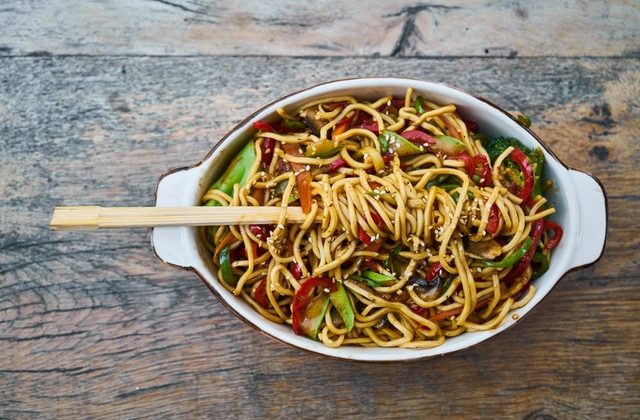 Το τέλειο βραδινό: Φτιάχνουμε εύκολα noodles με λαχανικά!