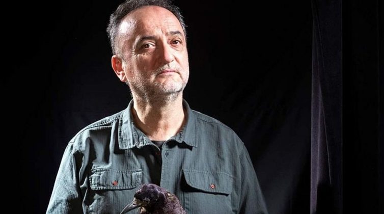 «Το μαύρο φόρεμα του κόρακα»: Τα εφτά διηγήματα της συλλογής του Θοδωρή Γκόνη διαβάζονται με μια ανάσα