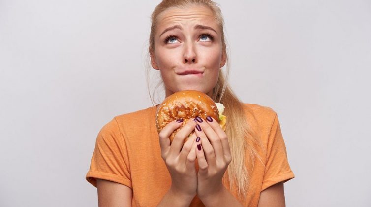 Το μυαλό σου είναι συνεχώς στο φαγητό; 7 τρόποι για να σταματήσεις να το σκέφτεσαι