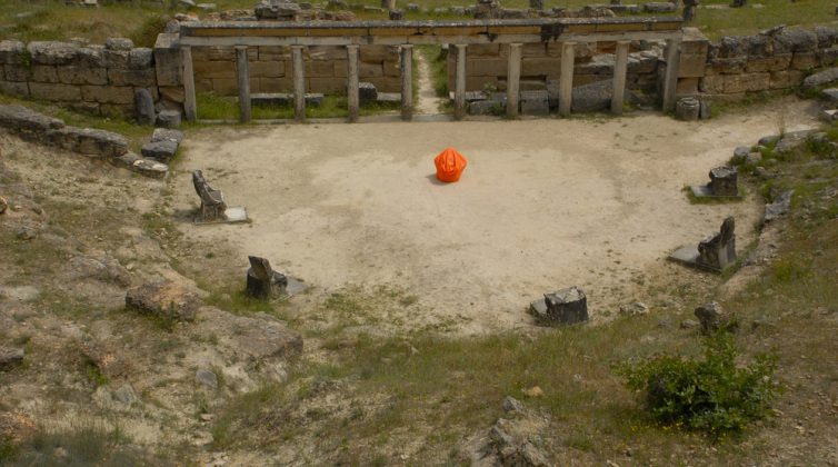 ΛΥΣΙΣ: Η περφόρμανς της Μαίρης Ζυγούρη για το όνειρο, στον αρχαιολογικό χώρο του Αμφιαρείου