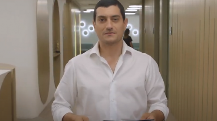 O Αργύρης Πανταζάρας έχει ένα σημαντικό μήνυμα να στείλει στους άνδρες που θέλουν να γίνουν μπαμπάδες