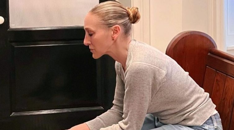 Η Σάρα Τζέσικα Πάρκερ βάζει τους πάντες στη θέση τους: "Σταματήστε να λέτε ότι είμαι γενναία επειδή έχω γκρίζα μαλλιά"