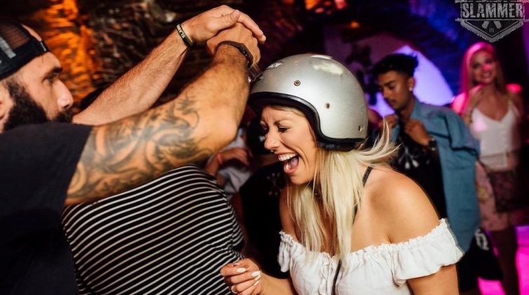 Viral στην Ίο: Οι τουρίστες πληρώνουν στα μπαρ για να πιουν σφηνάκι και να λάβουν ένα "χρωματιστό" χαστούκι