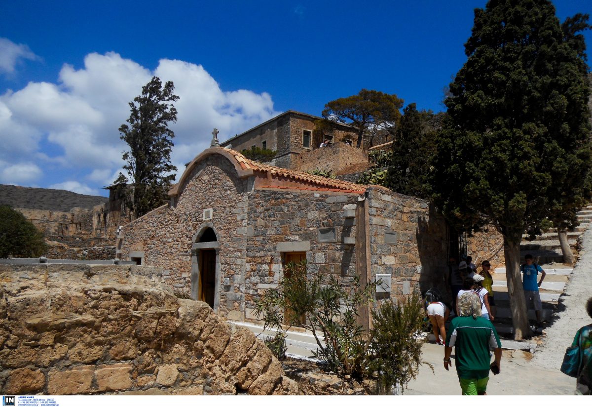 Σπιναλόγκα: Το εκκλησάκι του Αγίου Παντελεήμονα στο νησί του πόνου και ο ιερέας που δε νόσησε ποτέ!