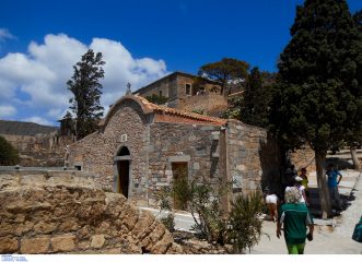 Σπιναλόγκα: Το εκκλησάκι του Αγίου Παντελεήμονα στο νησί του πόνου και ο ιερέας που δε νόσησε ποτέ!