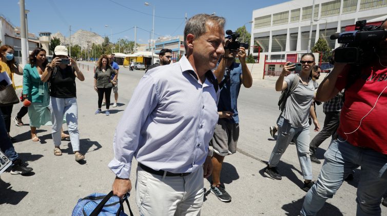 Βγήκε από τη φυλακή ο Δημήτρης Λιγνάδης: Οι πρώτες δηλώσεις και εικόνες