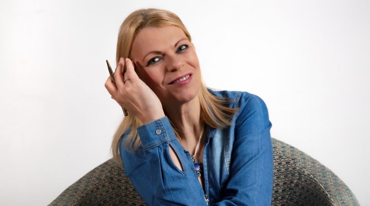 Η Αλέκα Ζωγράφου στο Infowoman.gr: Θα δούμε κάποιο από τα συναρπαστικά βιβλία της στην τηλεόραση;