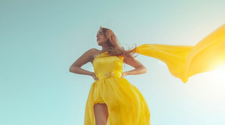 Βάλε το κίτρινο φουστάνι, εκείνο που σε κάνει... stylish και στις διακοπές!