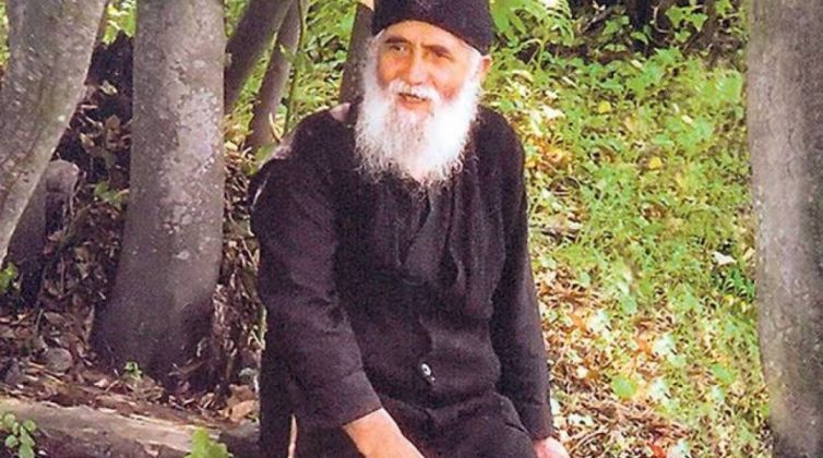 Ποιος ήταν ο Άγιος Παΐσιος που γιορτάζει σήμερα κι έγινε μέχρι τηλεοπτική σειρά - Οι διάσημες προφητείες του