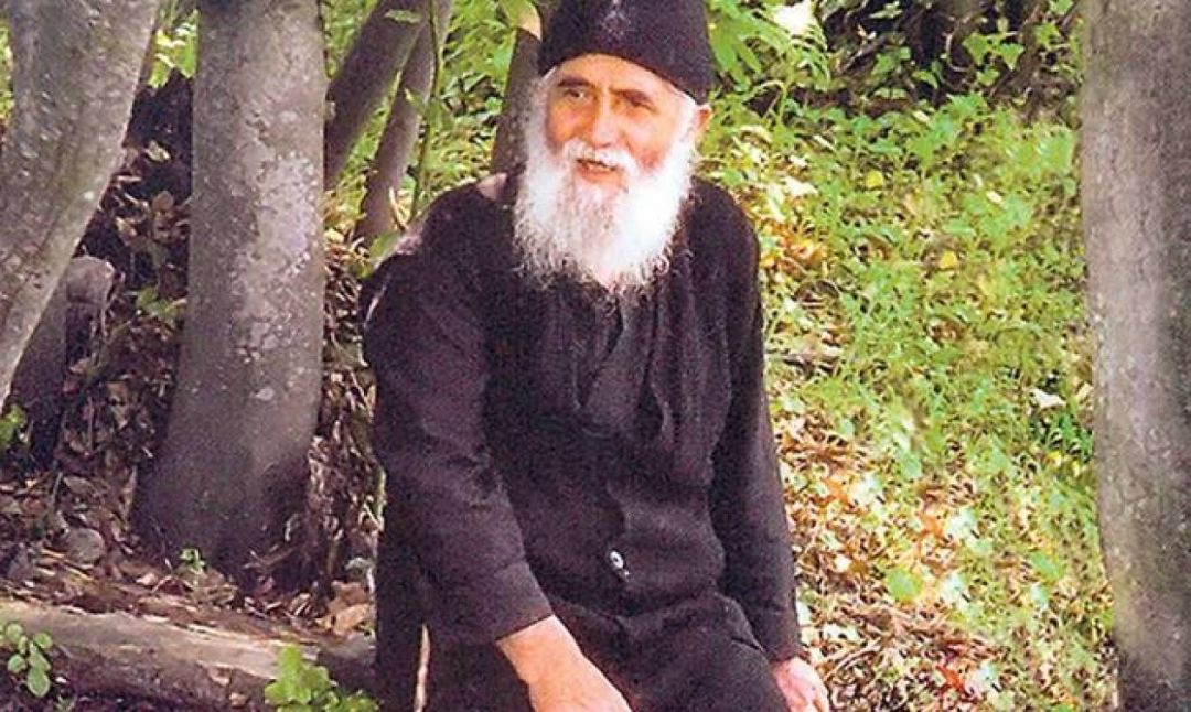 Ποιος ήταν ο Άγιος Παΐσιος που γιορτάζει σήμερα κι έγινε μέχρι τηλεοπτική σειρά - Οι διάσημες προφητείες του