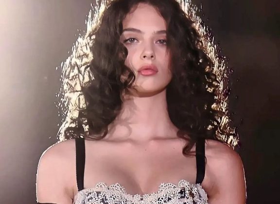 Η 17χρονη Ντέβα, η κόρη της Μπελούτσι, μάγεψε τα πλήθη σε πασαρέλα του οίκου Dolce & Gabbana