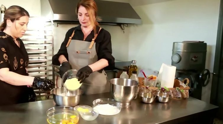 Η Άντζελα Γκερέκου φτιάχνει τη φημισμένη γαλατόπιτα της Γης της Ελιάς - Τύφλα να έχει ο... Πότης