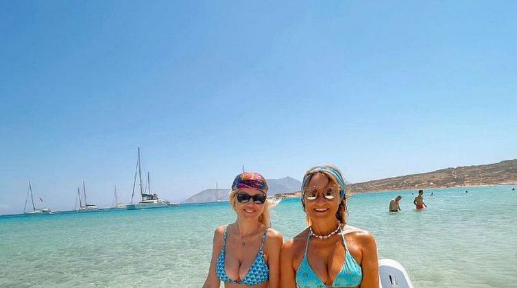 Μάρα Ζαχαρέα και Έλενα Ράπτη ποζάρουν με ασορτί μπικίνι στα Κουφονήσια