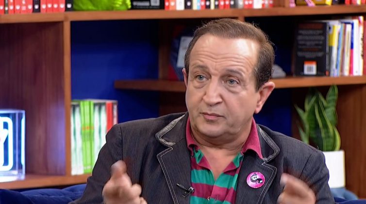 Σπύρος Μπιμπίλας: Εκκλησιαστική ιστοσελίδα τον μηνύει για ««προσβολή της Παναγίας»