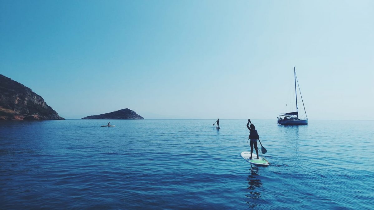 SUP: Η δυναμική άσκηση με σανίδα και κουπί που γυμνάζει όλο το σώμα
