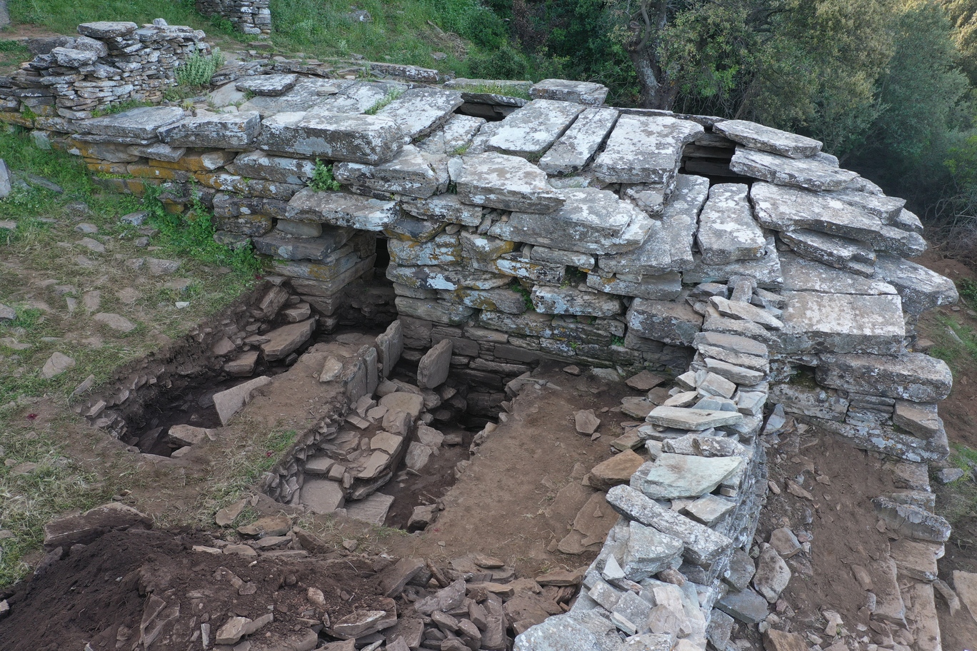 Τα αινιγματικά δρακόσπιτα της Εύβοιας: Αρχαιολογική έρευνα προσπαθεί να λύσει το ανεξήγητο μυστήριο 