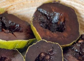 Αυτό το τροπικό φρούτο έγινε viral στο Tiktok επειδή μοιάζει με σοκολάτα