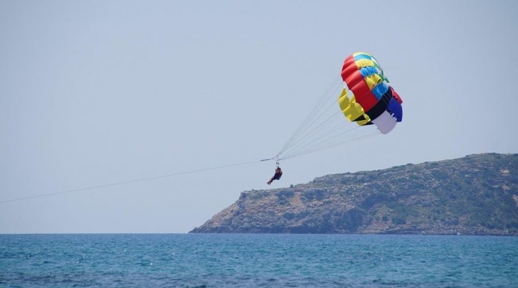 Τραγωδία στα Σύβοτα: Νεκρή γυναίκα που έκανε αλεξίπτωτο θαλάσσης