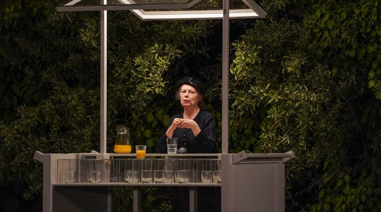 "Θα γίνει Ανταλλαγή;" της Ρούλας Πατεράκη: Η παράσταση που θέλουμε να δούμε!