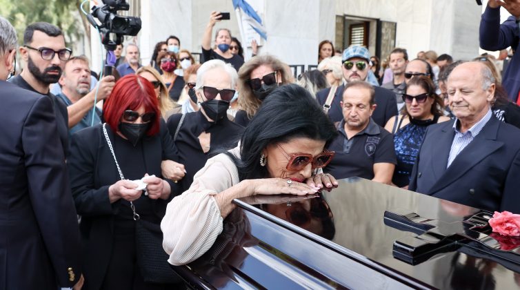 Σπάραξε η Ζωζώ Σαπουντζάκη πάνω από το φέρετρο της Μάρθας Καραγιάννη - Η σκηνή που συγκλονίζει