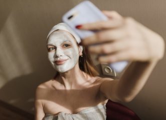 BeReal: Αυτός είναι ο αντίπαλος του Instagram που λέει "όχι" στα φίλτρα - Εμείς το αγαπήσαμε ήδη!