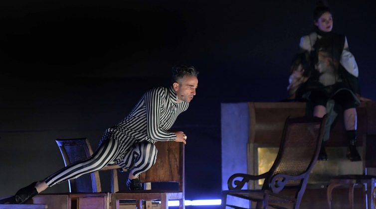 Ο Άρης Σερβετάλης και η Έφη Μπίρμπα συνεχίζουν με "Το όνειρο ενός γελοίου" στο Θέατρο Κιβωτός