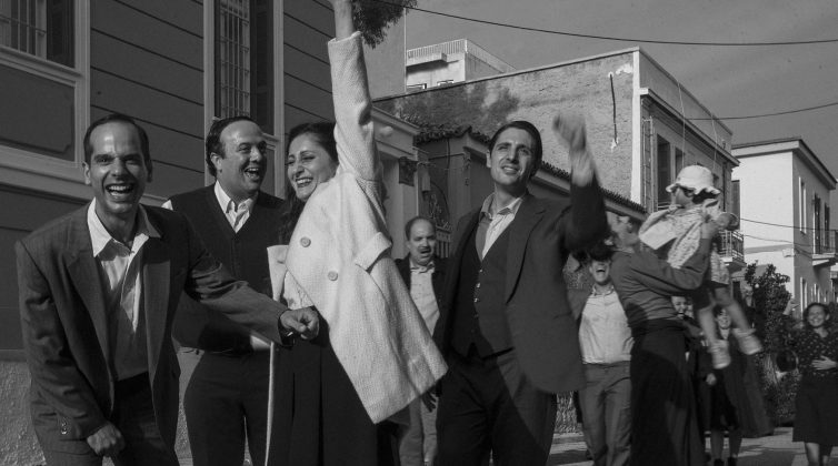 Γιάννης Ρίτσος - «Οι γειτονιές του κόσμου»: Η εξαιρετική παράσταση επιστρέφει σε νέα στέγη στο Θέατρο Τζένη Καρέζη
