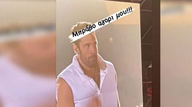 Χαμός στη συναυλία Αργυρού - 50 Cent: Έκανε τον σταυρό του δακρυσμένος ο Έλληνας τραγουδιστής επί σκηνής
