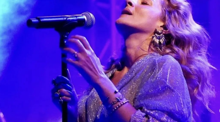 Η Νατάσσα Μποφίλιου τραγουδάει στο... σκοτάδι για άτομα με προβλήματα όρασης