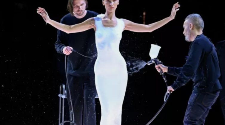Μια ξεχωριστή στιγμή τη μόδας: Έφτιαξαν φόρεμα ψεκάζοντας πάνω στο γυμνό σώμα της Μπέλα Χαντίντ