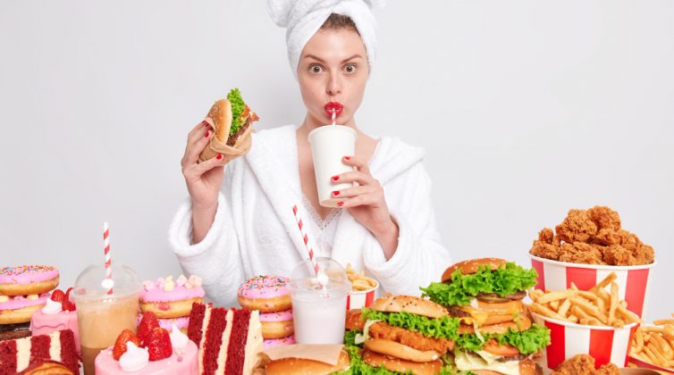 Ποια είναι η καλύτερη ώρα να τρώμε μέσα στην ημέρα προκειμένου να χάσουμε βάρος