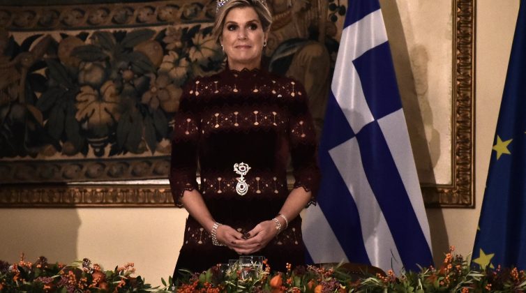 Η βασίλισσα Μάξιμα "έκλεψε" τις εντυπώσεις στο Προεδρικό Μέγαρο με φόρεμα Έλληνα σχεδιαστή