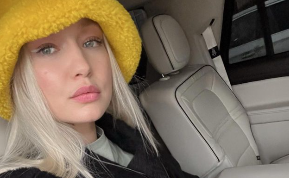 h-gigi-hadid-φόρεσε-το-must-χρώμα-της-σεζόν-στα-sneakers-και