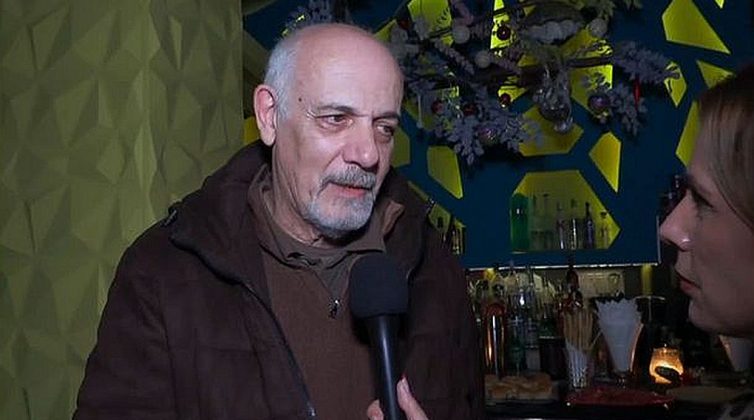 Χαμός έξω από το θέατρο στην πρεμιέρα του Γιώργου Κιμούλη: "Καμία φίρμα δεν θα μας φιμώσει"
