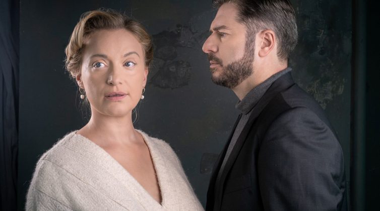 Το πολυβραβευμένο «Photograph 51» με τους Λένα Δροσάκη και Αλέξανδρο Μπουρδούμη στο Θέατρο Τέχνης Καρόλου Κουν