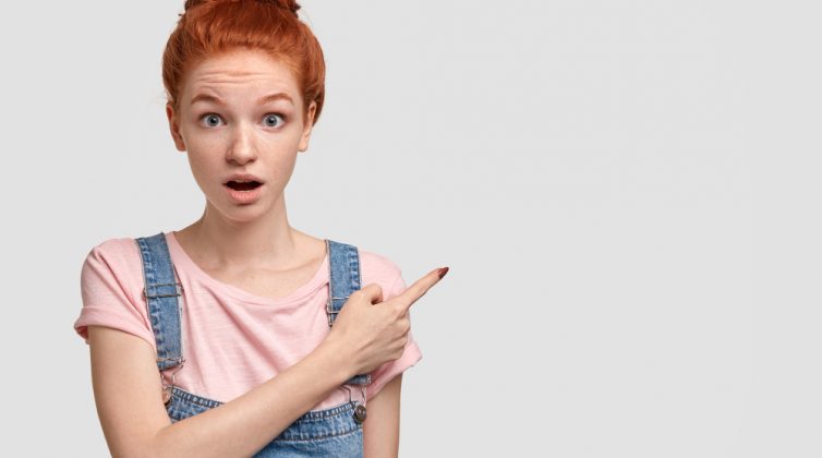 Ο απίστευτος λόγος που εμφανίζονται ρυτίδες στο λαιμό, ακόμη και σε εφήβους!