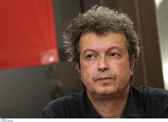 Πέτρος Τατσόπουλος: Σάλος με τη σύλληψή του σε εκδήλωση βιβλίου, μετά από μήνυση παρουσιαστή